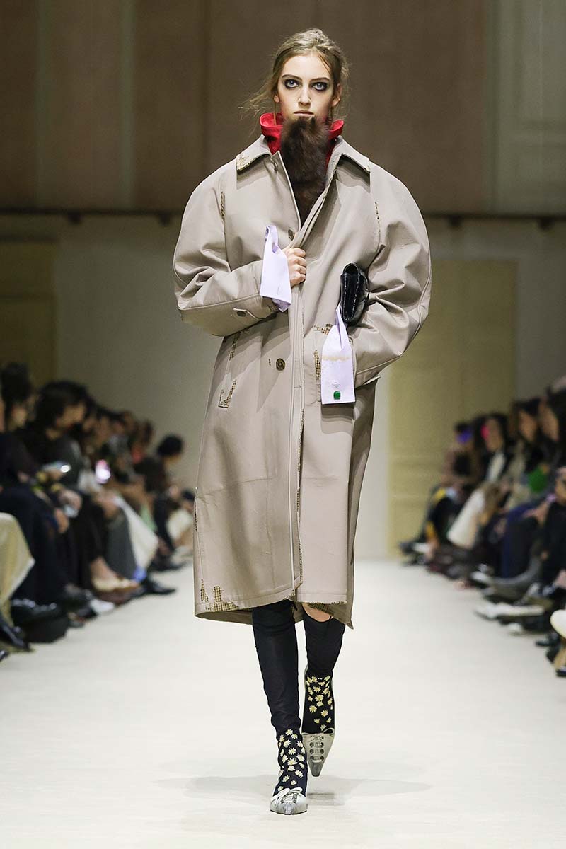 Rood als kleuraccent op de catwalk van Prada. Ook in deze look meerdere trendkleuren naast elkaar. Photo courtesy of Prada