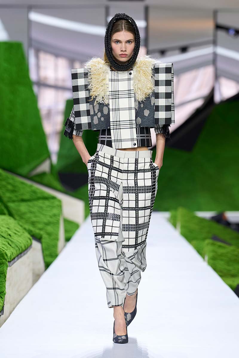 Zwart-witte outfit met verschillende ruitdessins, waaronder buffalo check, vensterruit, grafische grid check en een klassieke tailoring-ruit, herfst/winter 2026-2027. Photo courtesy of Louis Vuitton