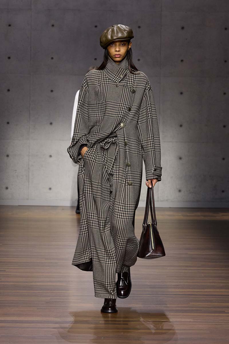 Oversized jas en broek met Prince of Wales-ruit op de catwalk voor herfst/winter 2026-2027. Photo courtesy of Emporio Armani