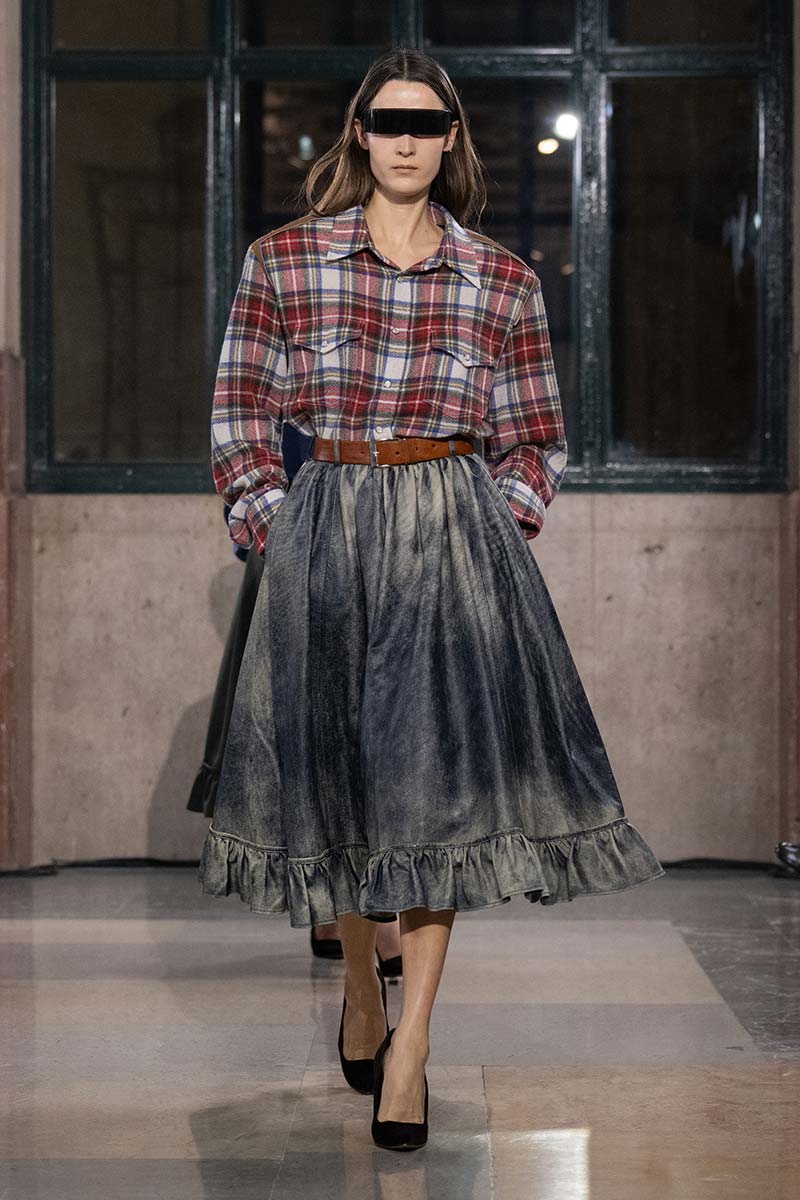 Houthakkersruiten op een denim rok met vernieuwende volumes. Photo courtesy of MM6 Maison Margiela