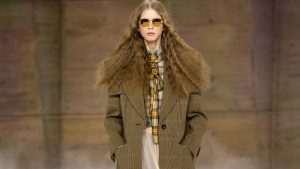 Ruiten zijn terug: zo draag je de modetrend van herfst/winter 2026-2027. Photo courtesy of Chloé