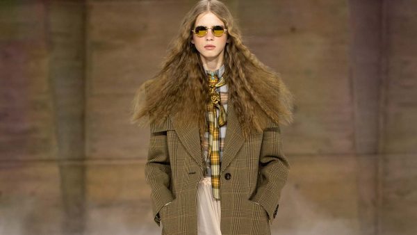 Ruiten zijn terug: zo draag je de modetrend van herfst/winter 2026-2027. Photo courtesy of Chloé