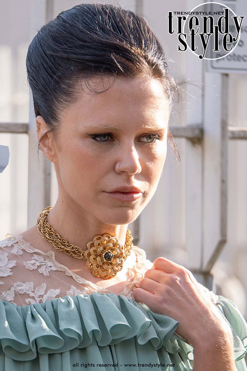 Mode-influencer Courtney Trop tijdens Paris Fashion Week met gebleekte wenkbrauwen en gitzwart haar voor een editoriale beautylook. Foto Charlotte Mesman