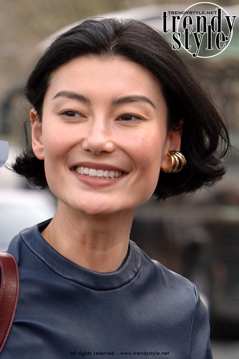 Influencer Amalie Gasmann tijdens Paris Fashion Week met brede, perfect verzorgde wenkbrauwen die subtiel omhooglopen voor een open oogopslag. Foto Charlotte Mesman