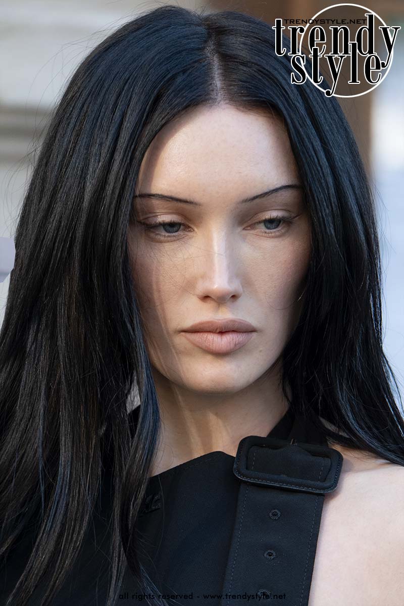 Beauty creator Meredith Duxbury tijdens Paris Fashion Week met ultradunne zwarte wenkbrauwen, porseleinen make-up en gitzwart haar. Foto Charlotte Mesman