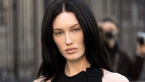 Streetstyle versus catwalk 2026: dit viel op aan de wenkbrauwen in Parijs. Foto Charlotte Mesman