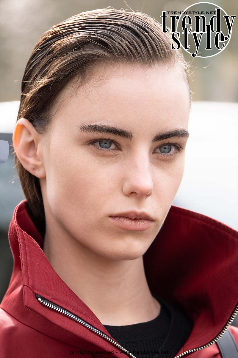 Brushy brows: minder strak en perfect dan gelamineerde wenkbrauwen. Foto Charlotte Mesman
