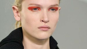 Wenkbrauwtrends herfst/winter 2026-2027: de perfecte wenkbrauw bestaat niet meer. Photo courtesy of Sportmax