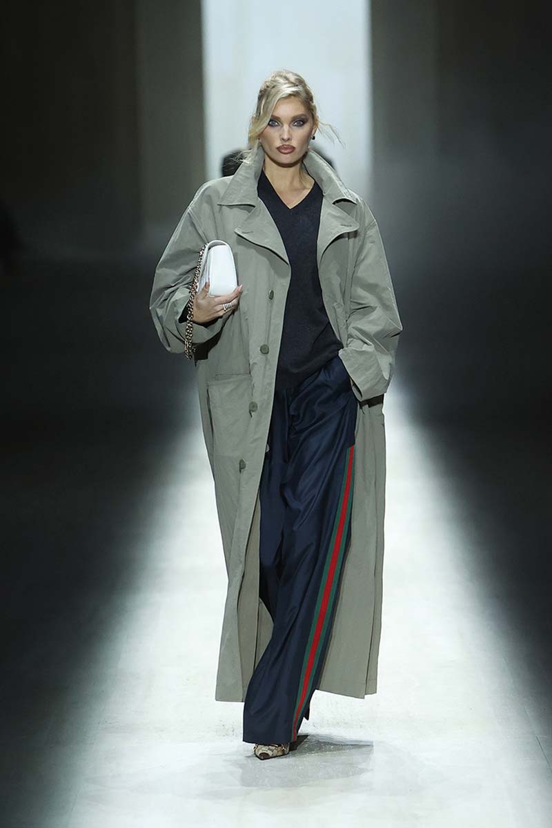 Superchique oversized trenchcoat over semi-casual look bij Gucci. Photo courtesy of Gucci