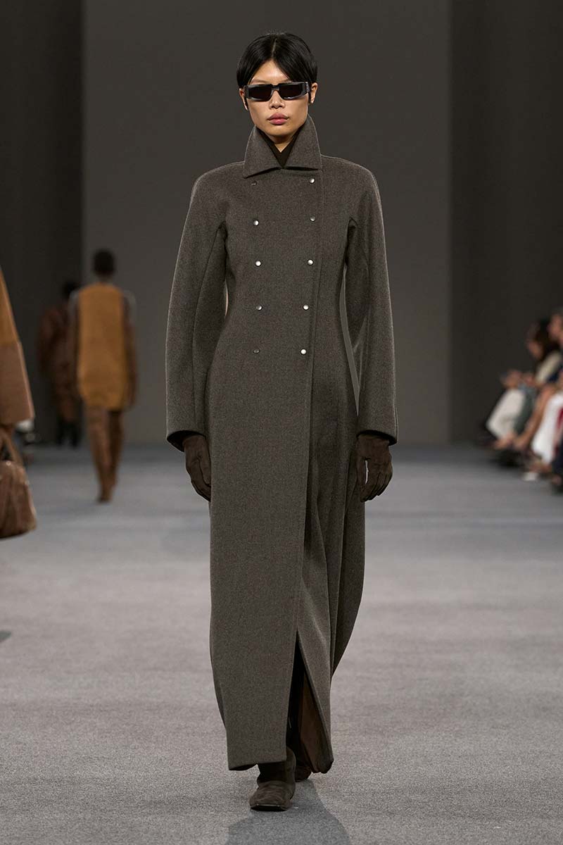 Slank afkledende lange jas bij Max Mara. Photo courtesy of Max Mara