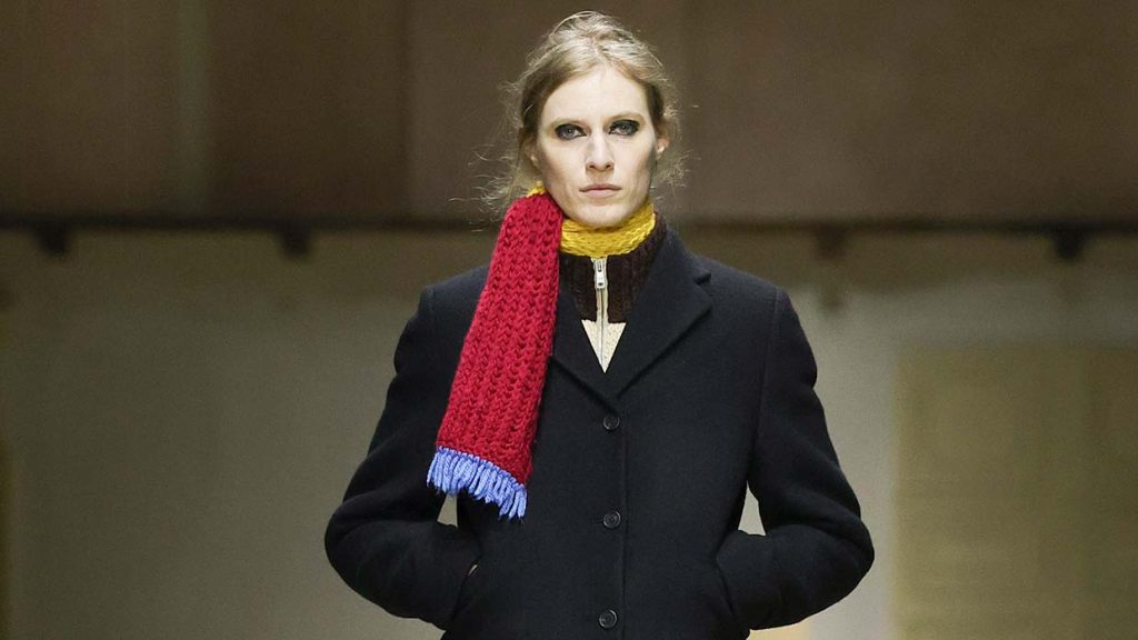 Winterjassen trends 2026-2027: slank afkledende silhouetten, maar let hierop. Photo courtesy of Prada