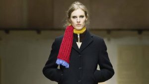 Winterjassen trends 2026-2027: slank afkledende silhouetten, maar let hierop. Photo courtesy of Prada