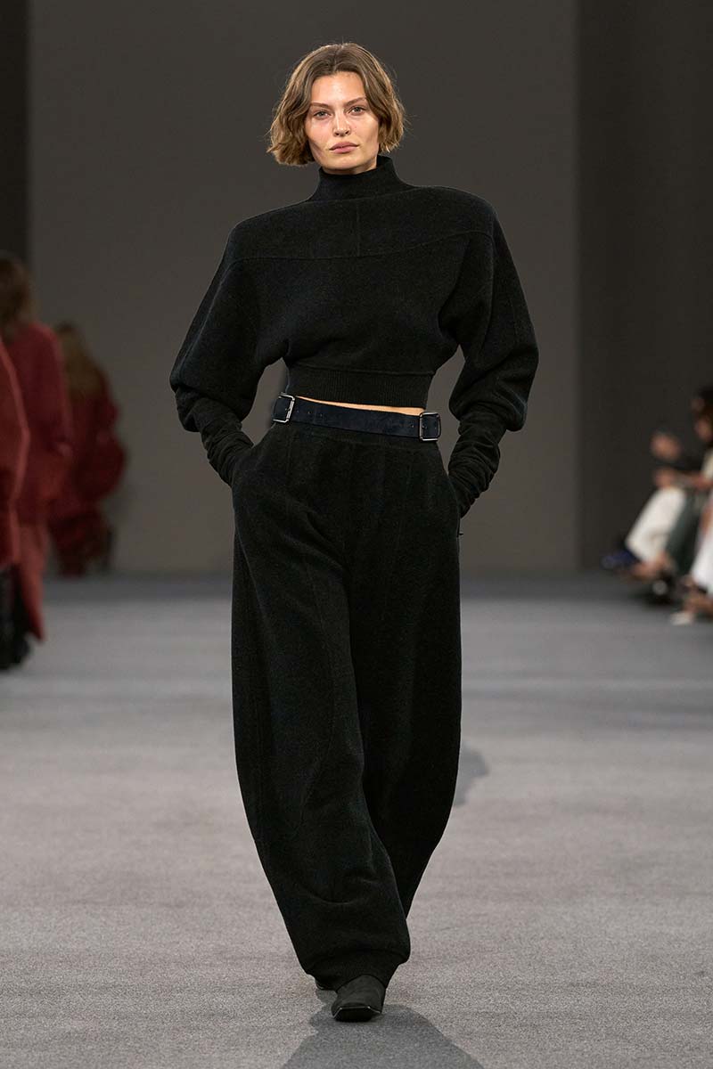 Stylingtip: een sculpturale trui voor een up-to-date look. Photo courtesy of Max Mara