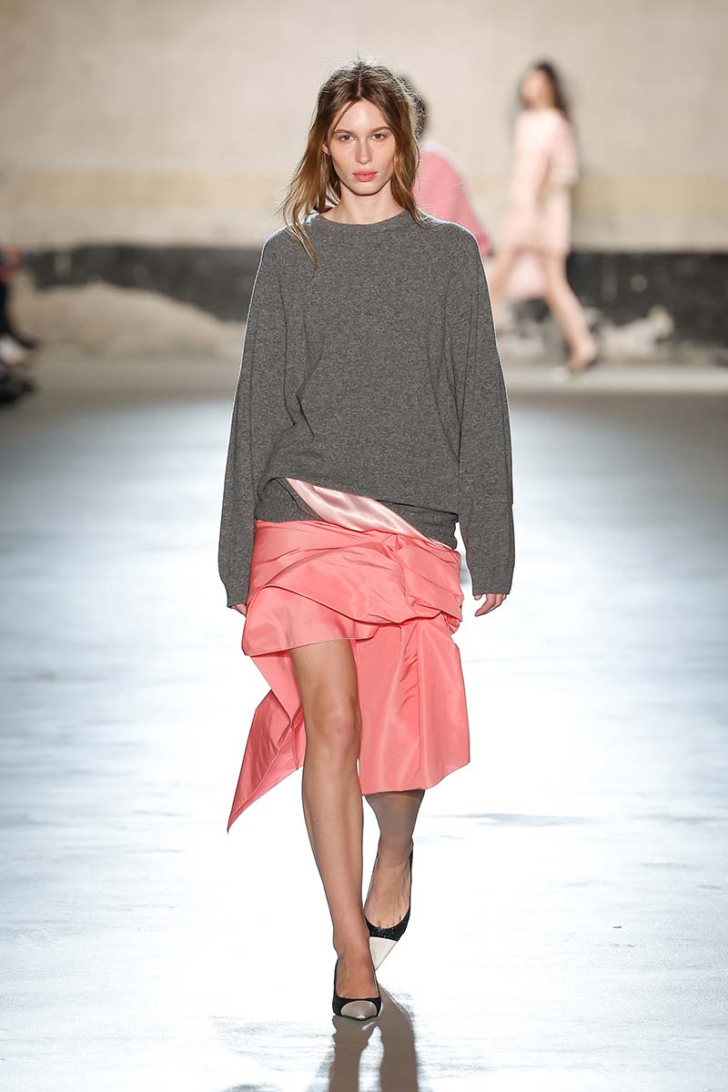 Een klassieke trui op een rok met speelse volumes. Photo courtesy of N21