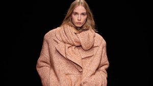 Nieuwe volumes en styling ideeën voor de wintertruien voor herfst winter 2026 2027. Photo courtesy of Missoni