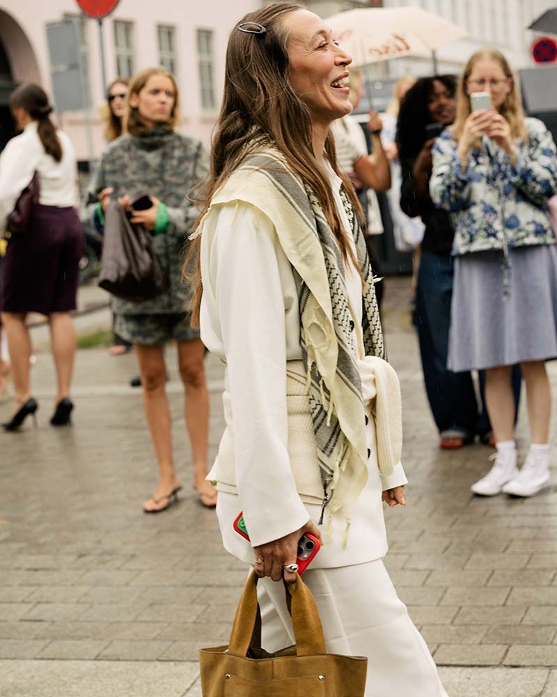 Sjaals voor een stijlvolle extra laag in je modelook. Let ook op de trui in het middel. Photo Noor-u-Nisa-Khan. Photo courtesy of Copenhagen Fashion Week