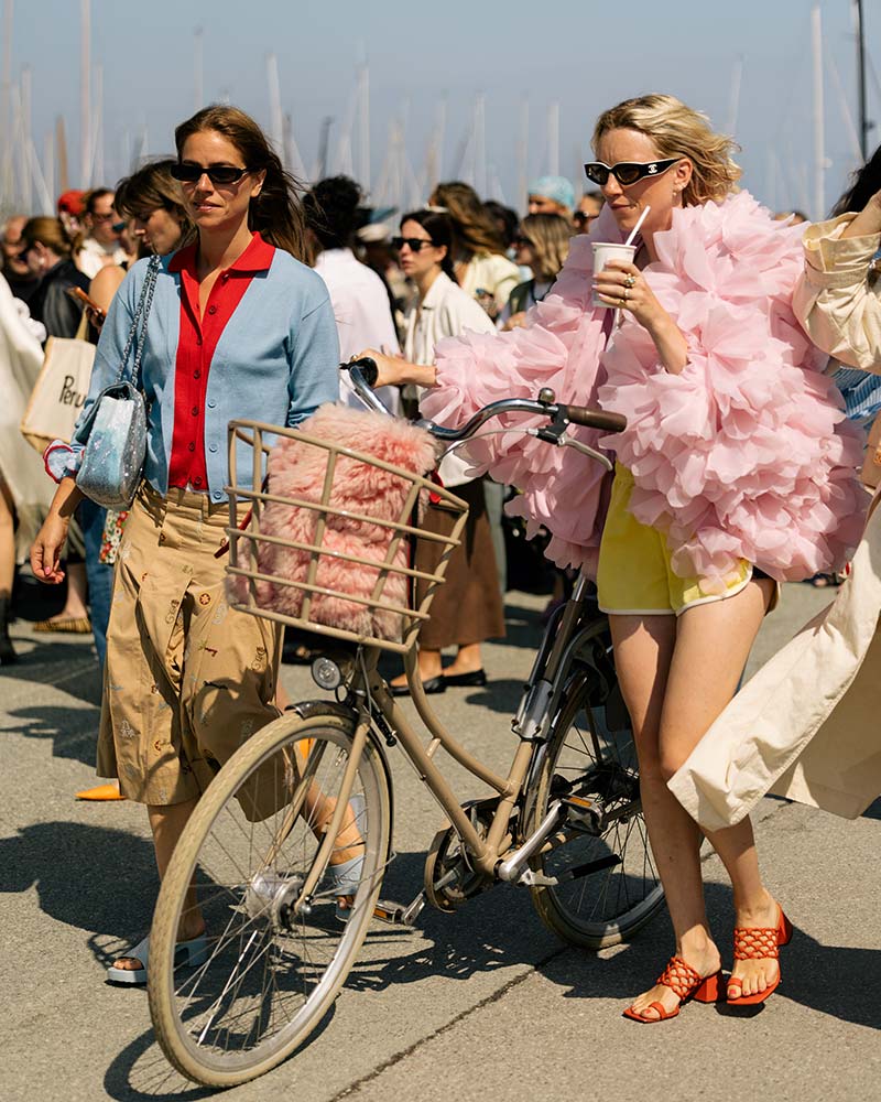 Opvallende streetstyle looks tijdens de CPHFW. Let op de textuur en het volume van de roze top. Photo Noor-u-Nisa-Khan. Photo courtesy of Copenhagen Fashion Week