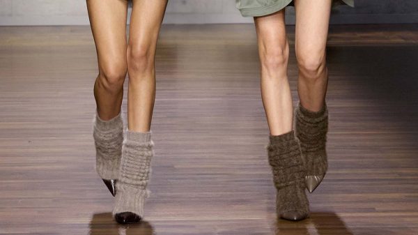 Deze modetrend voor najaar 2026 is cool en kost bijna niets: beenwarmers! Photo courtesy of Emporio Armani