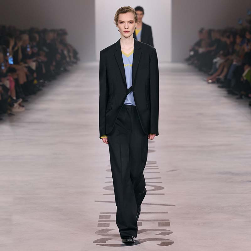 Slank gesneden broekpak met daaronder een sportief shirt bij Fendi. Photo courtesy of Fendi