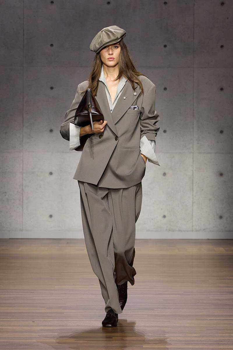 Broekpak met double-breasted blazer en gestreepte blouse bij Emporio Armani. Photo courtesy of Emporio Armani
