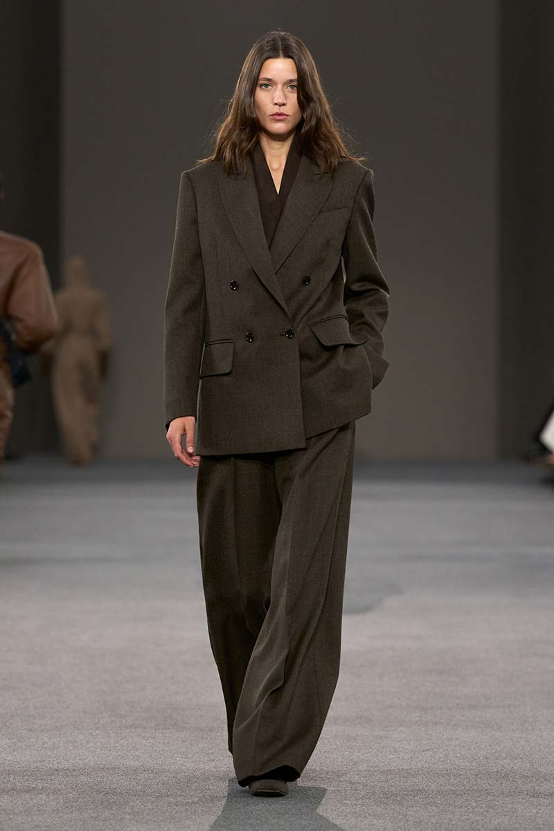 Ton-sur-ton broekpak met doublebreasted blazer in aaibaar materiaal bij Max Mara. Photo courtesy of Max Mara