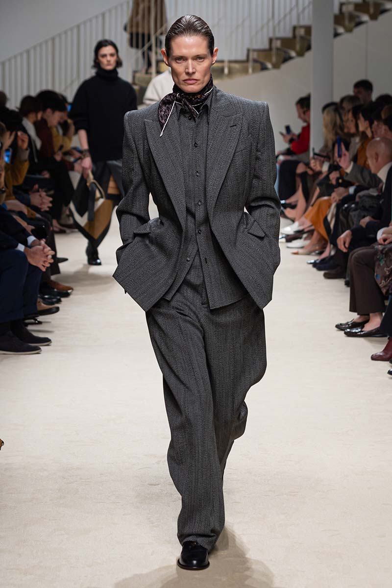 Driedelig broekpak met stoere uitstraling bij Tod's. Photo courtesy of Tod's