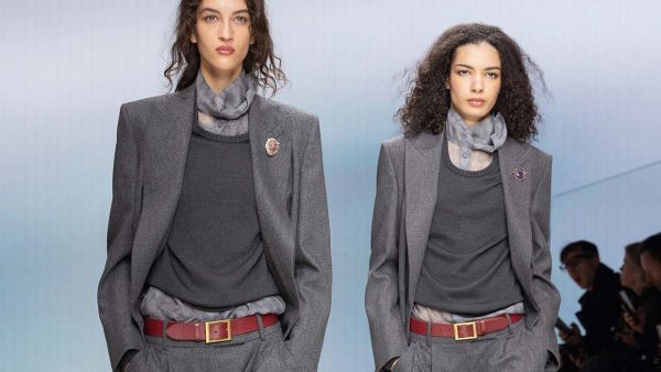 Broekpakken herfst winter 2026-2027: zo draag je de power suit van nu. Photo courtesy of Giorgio Armani