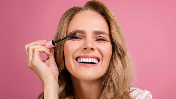 Mascara na je vijftigste: waarom bruin vaak mooier staat dan zwart