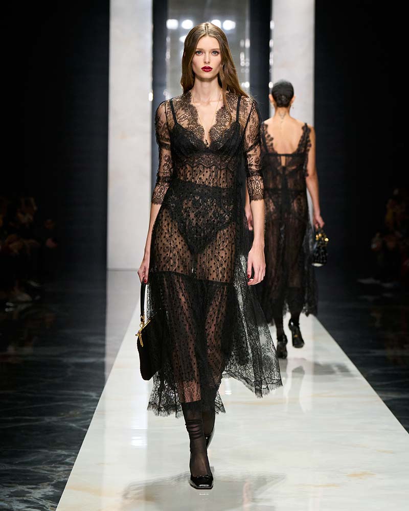 Kanten lingeriejurk op de catwalk van Dolce & Gabbana voor herfst/winter 2026-2027. Photo courtesy of Dolce & Gabbana