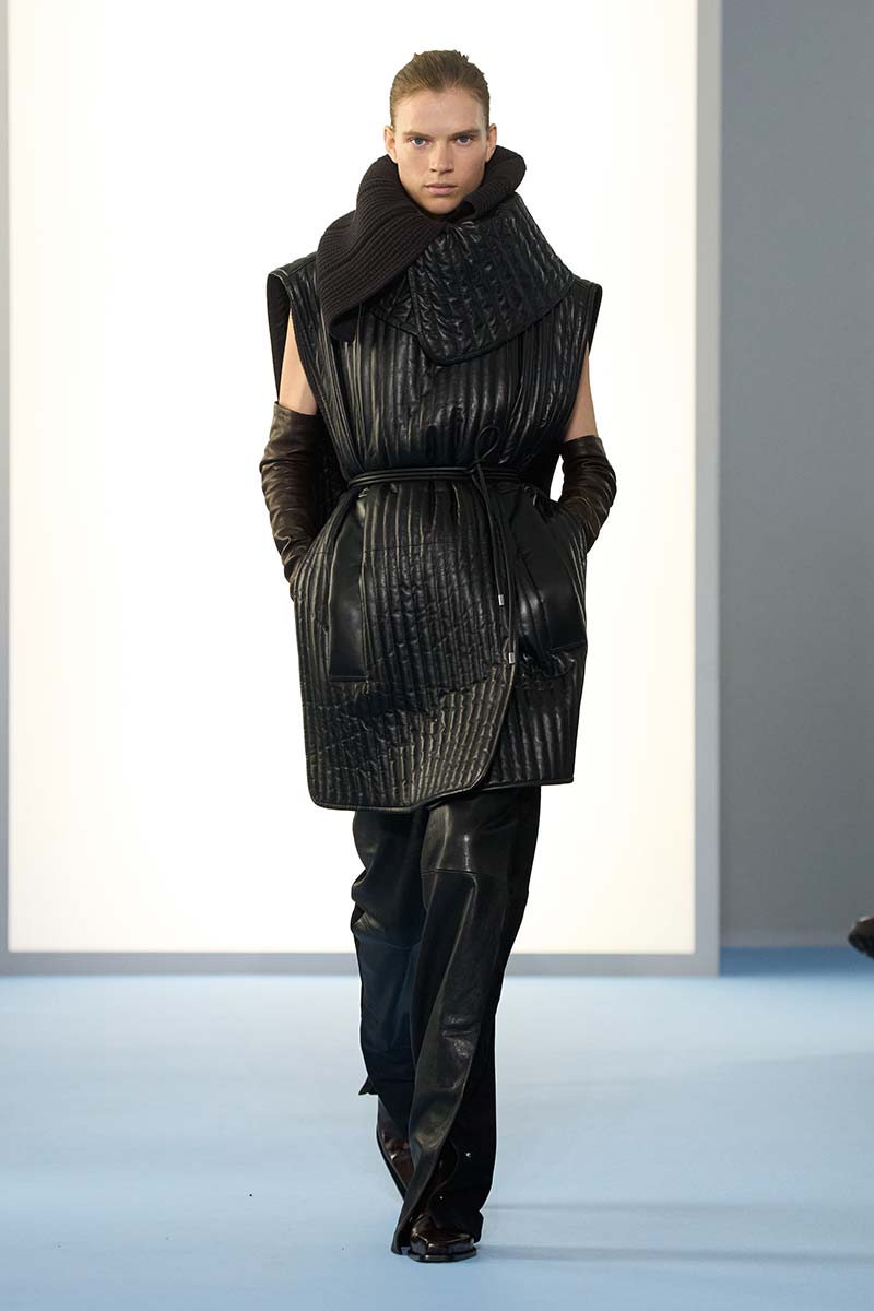Wijde leren broek met naden op de catwalk van Sportmax. Photo courtesy of Sportmax