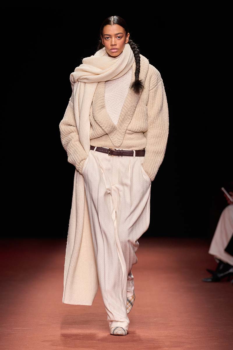 Sculpturale wintertrui op de catwalk van Missoni. Photo courtesy of Missoni