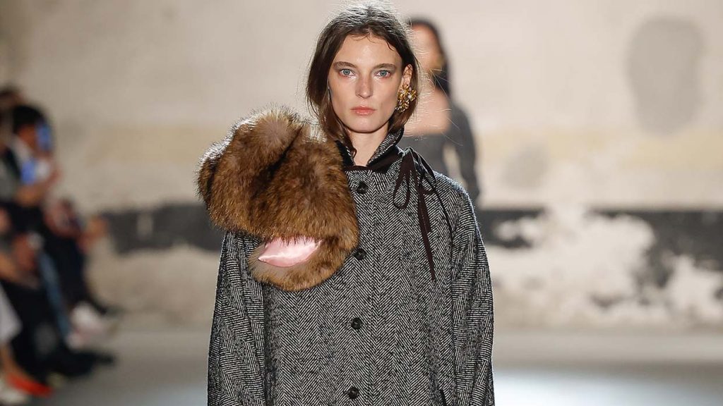 Lange visgraatjas met bontsjaal voor herfst/winter 2026-2027. Photo courtesy of N21