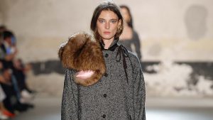 Lange visgraatjas met bontsjaal voor herfst/winter 2026-2027. Photo courtesy of N21
