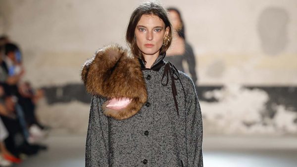 Lange visgraatjas met bontsjaal voor herfst/winter 2026-2027. Photo courtesy of N21