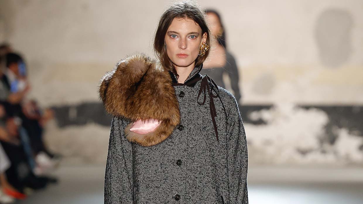 Lange visgraatjas met bontsjaal voor herfst/winter 2026-2027. Photo courtesy of N21