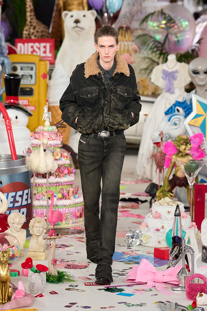 Model draagt een donkere straight jeans met denimjack met shearling kraag en opvallende westernriem. Photo courtesy of Diesel