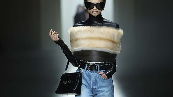 Zo draag je jeans deze herfst: 5 stijlvolle denimlooks voor 2026. Photo courtesy of Gucci