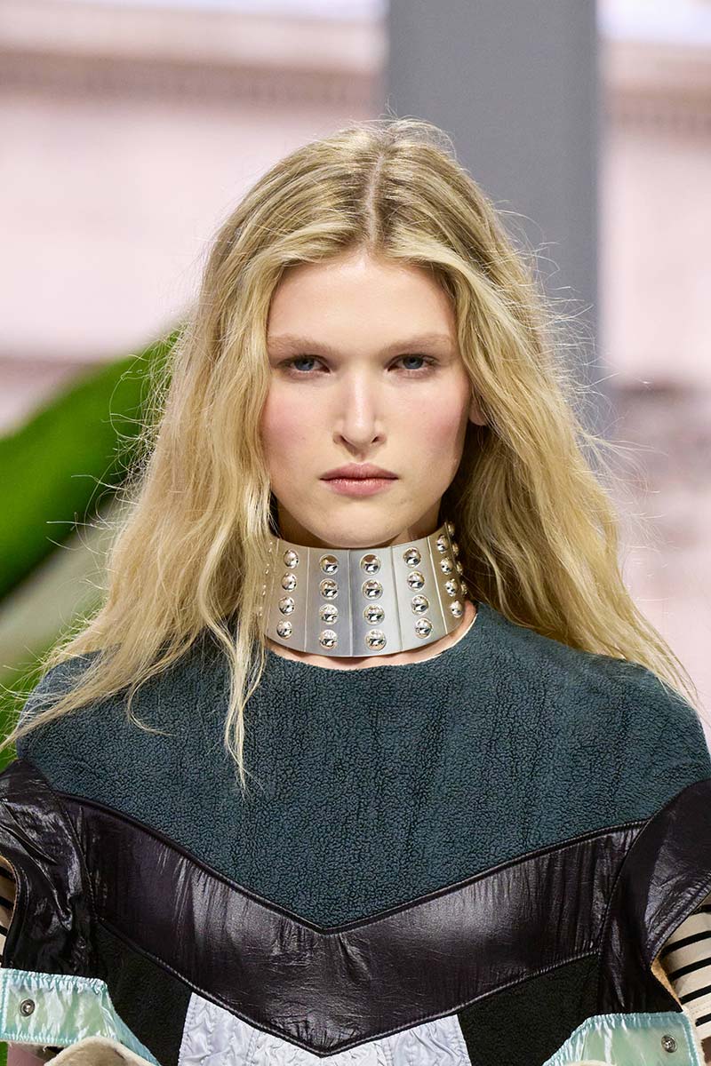 Lang gelaagd kapsel met veel natuurlijke textuur en een door-de-wind-geïnspireerde styling op de Louis Vuitton-catwalk. Photo courtesy of Louis Vuitton