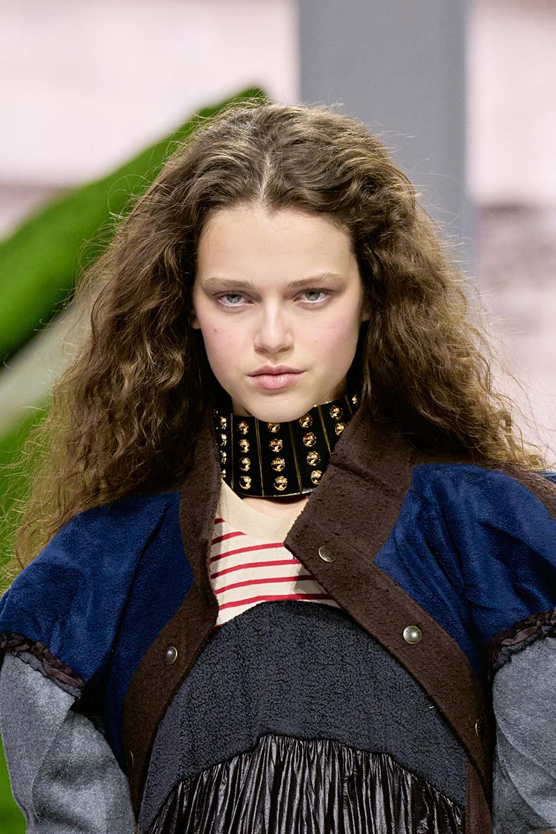 Lang, los haar met slordige scheiding en natuurlijke slag op de Louis Vuitton-catwalk voor herfst/winter 2026-2027. Photo courtesy of Louis Vuitton