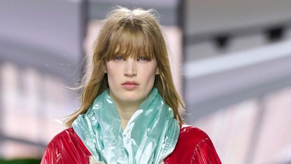 Lang gelaagd kapsel met een natuurlijke textuur en een losse, nonchalante pony op de Louis Vuitton-catwalk voor herfst/winter 2026-2027. Photo courtesy of Louis Vuitton