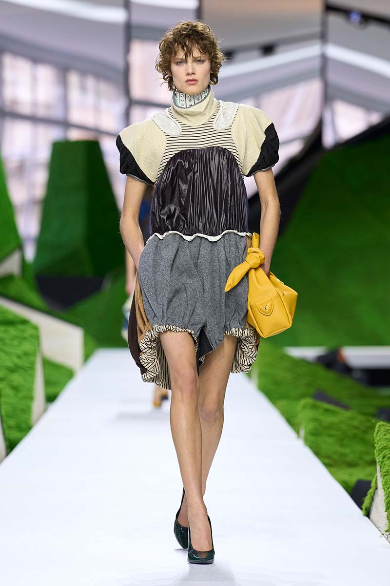 Catwalkfoto van een creatie uit de wintercollectie 'Super Nature' van Louis Vuitton, ontworpen door Nicolas Ghesquière. Photo courtesy of Louis Vuitton