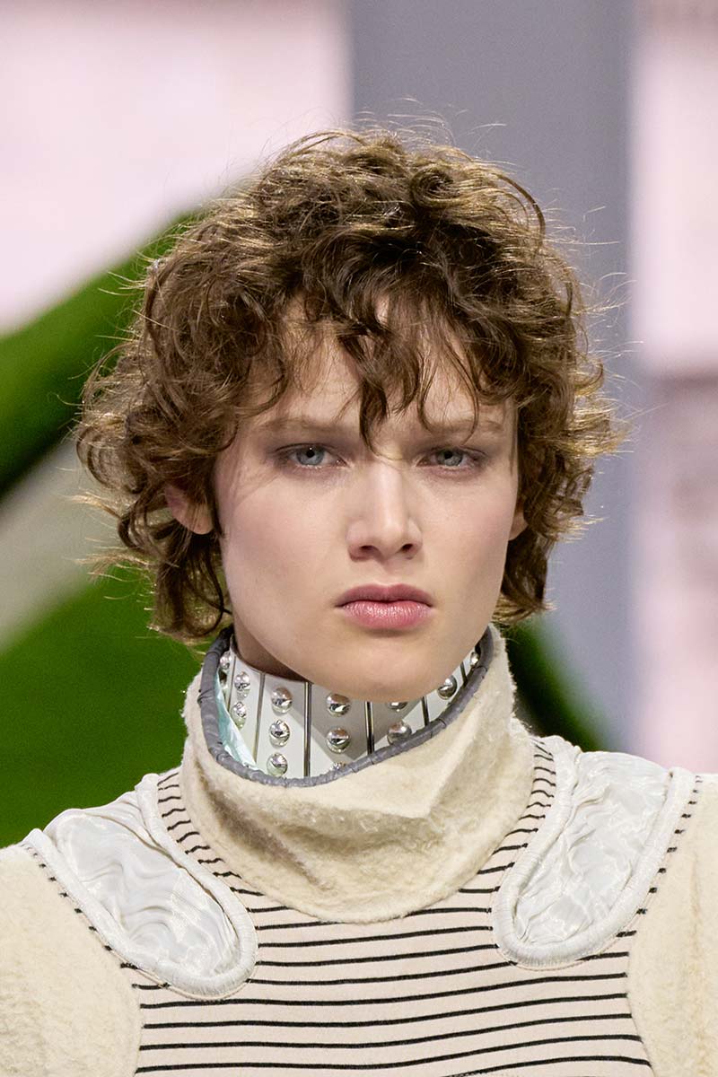 Kort, gelaagd kapsel met veel textuur en een nonchalante pony op de Louis Vuitton-catwalk voor herfst/winter 2026-2027. Photo courtesy of Louis Vuitton
