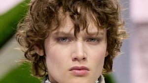 Gewild slordig kort kapsel met veel laagjes en natuurlijke textuur op de Louis Vuitton-catwalk voor herfst/winter 2026-2027. Photo courtesy of Louis Vuitton