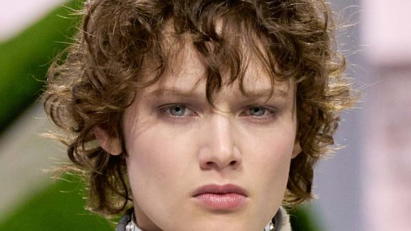 Gewild slordig kort kapsel met veel laagjes en natuurlijke textuur op de Louis Vuitton-catwalk voor herfst/winter 2026-2027. Photo courtesy of Louis Vuitton