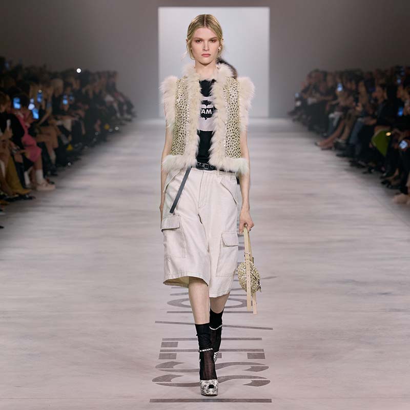 Laagjeslook met bermuda, gilet, T-shirt, sandalen en halfhoge sokken van Fendi. Photo courtesy of Fendi