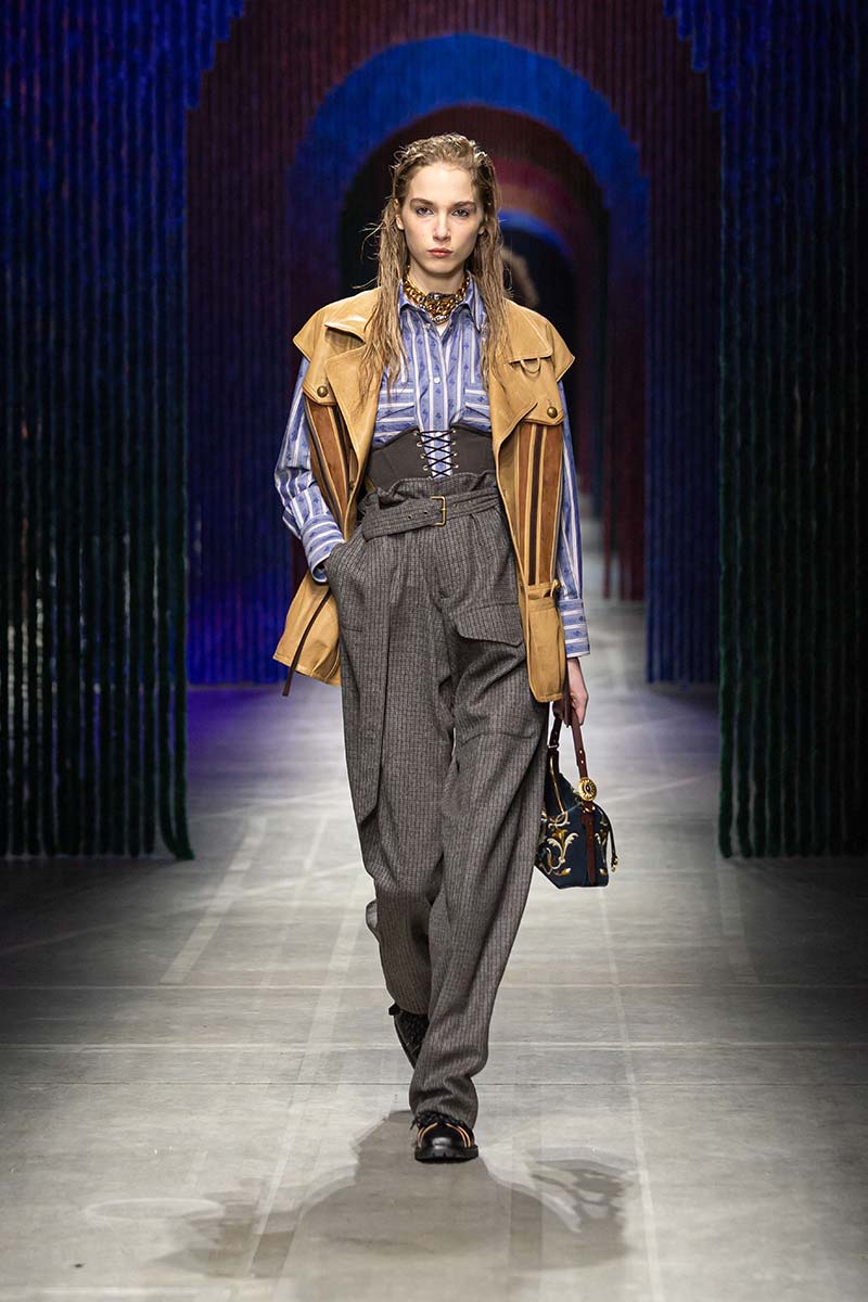 Laagjeslook van Etro met krijtstreepbroek, gestreept overhemd, korset en leren gilet. Photo courtesy of Etro
