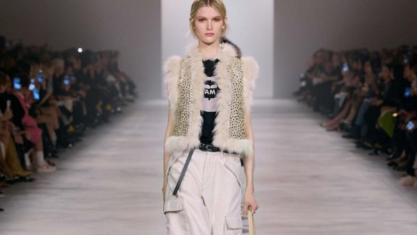 Zo draag je laagjes in de herfst: 3 modelooks voor inspiratie. Photo courtesy of Fendi