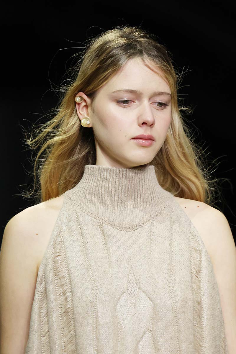 Geen perfecte gestylede lokken of scherpe scheiding maar out-of-bed hair. Photo courtesy of Anteprima