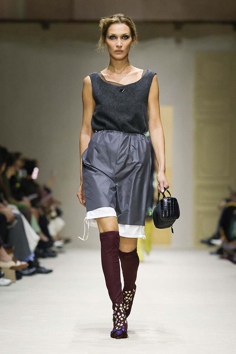 Lazy Beauty look bij Prada: gewild slordige kapsels en after party smokey eyes. Photo courtesy of Prada