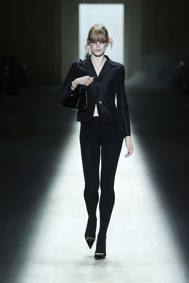 Nonchalant opsteekkapsels bij Dolce & Gabbana. Losse haarlokken zijn een must. Photo courtesy of Dolce & Gabbana